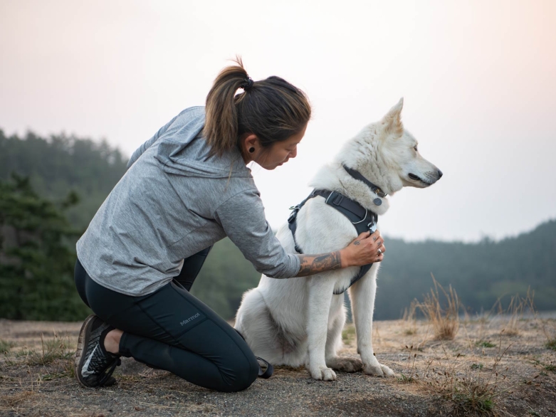 Frau mit Hund, Ruffwear Hundegeschirr