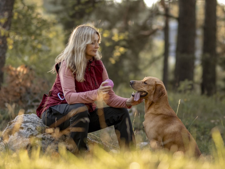 Frau mit Hund, Foto Pinewood